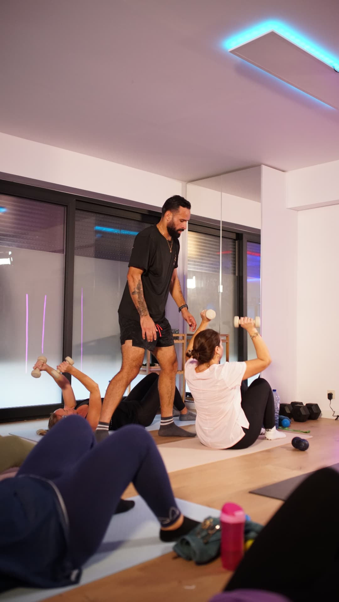 Coach Saief accompagnant plusieurs participantes pendant un Small Group au studio L'ÉLAN à Maurage