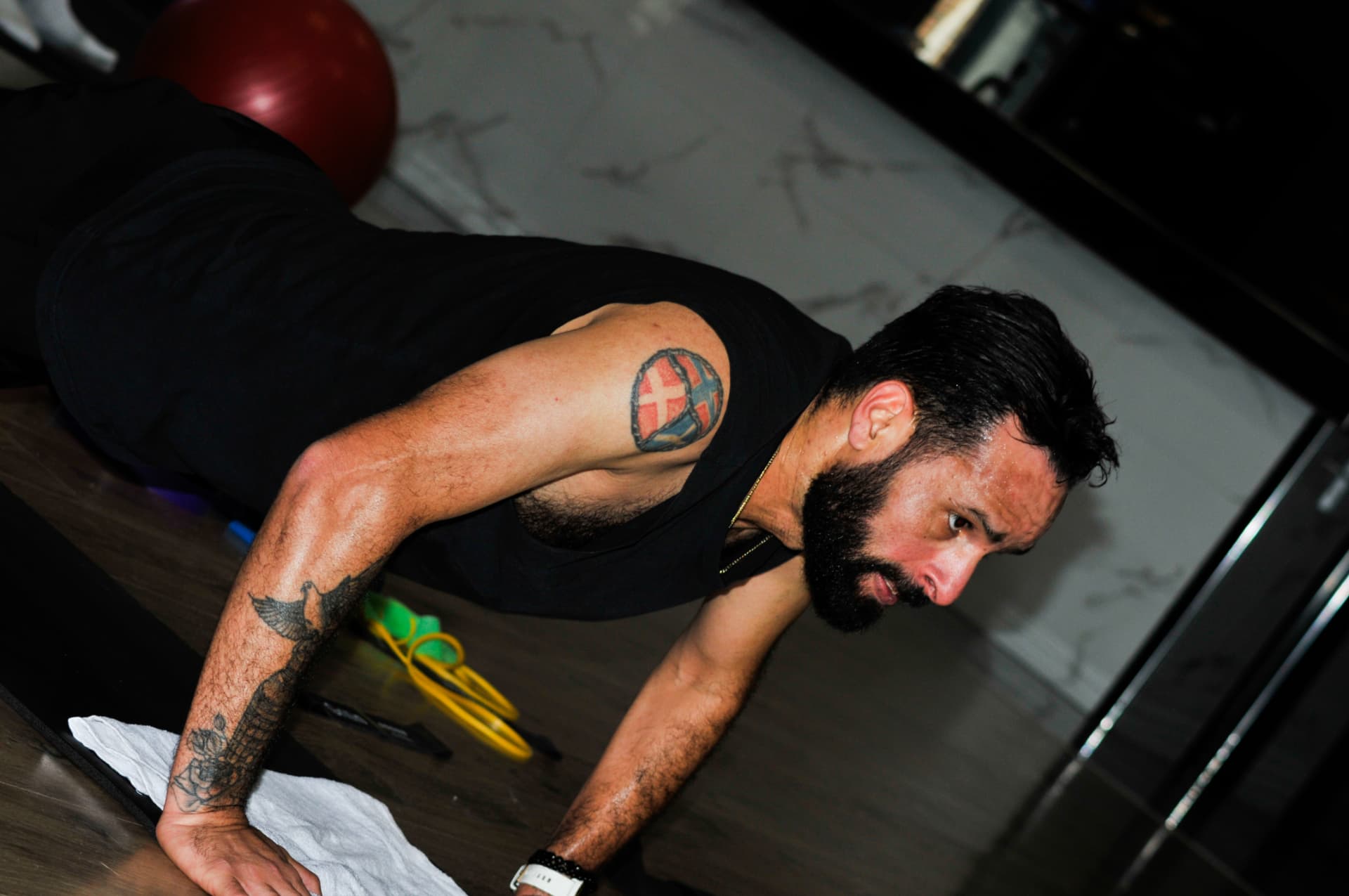 Coach Saief en position de pompe pendant une séance d'entraînement au studio
