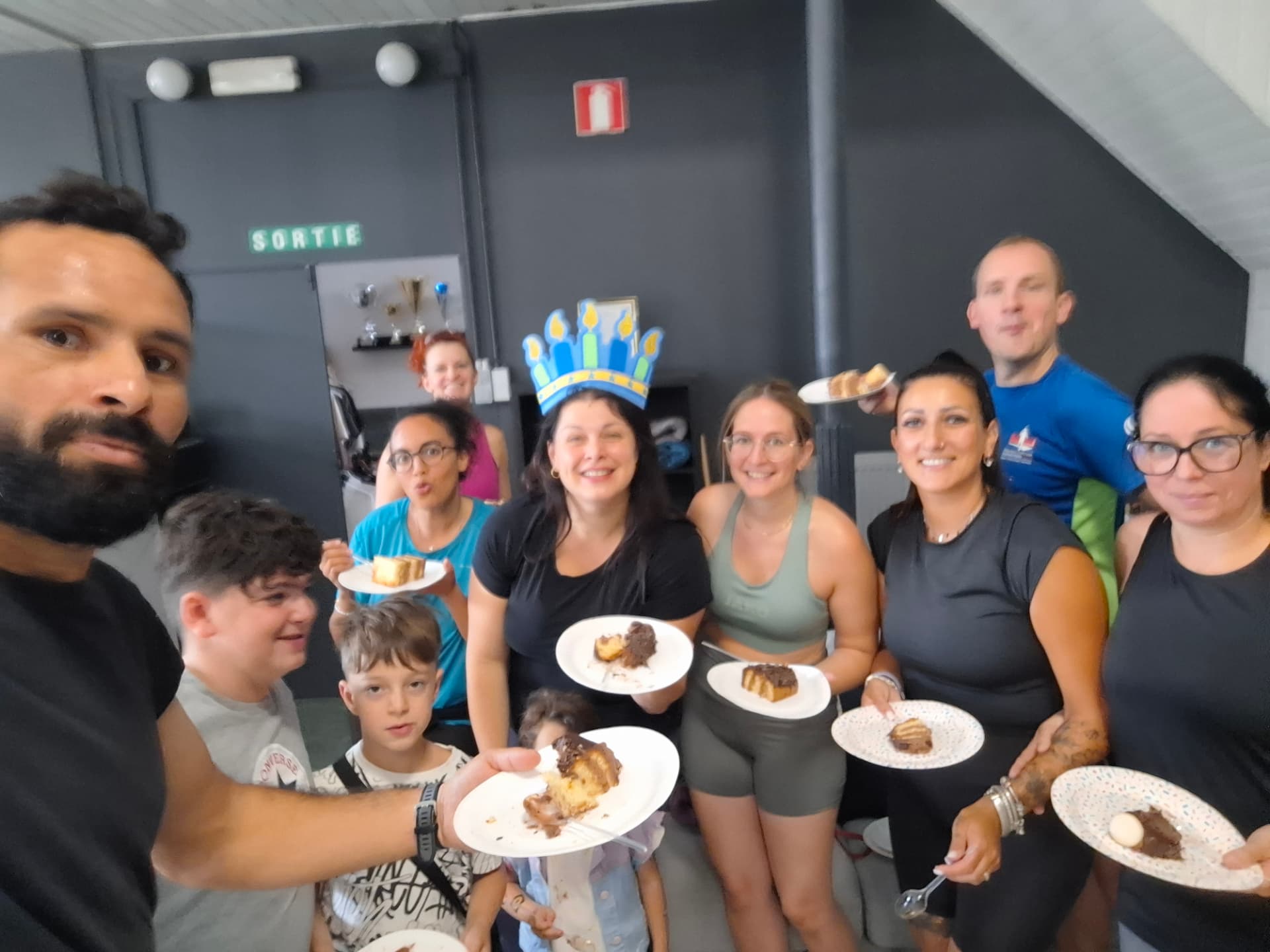 Membres du studio et leurs enfants partageant un gâteau après le cours