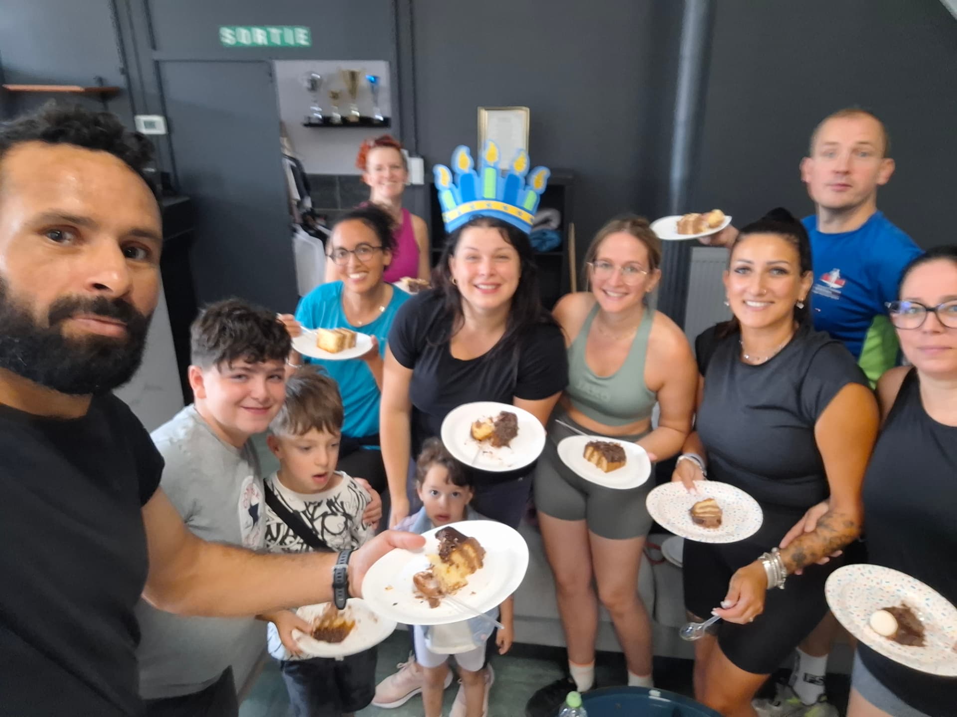 La communauté Coach Saief réunie pour un anniversaire après l'entraînement