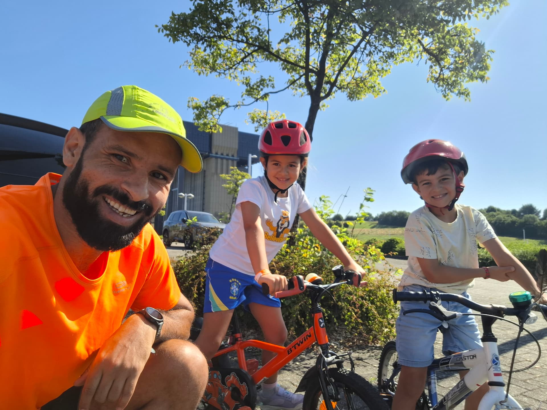 Coach Saief à vélo avec ses enfants, moment sportif en famille